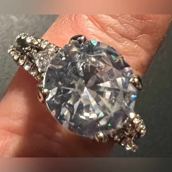 Woman’s ring - Picture 6 of 13